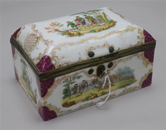 A Dresden porcelain casket and cover, late 19th century, 18.5cm.